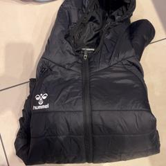 Jacket Zwart hummel, as reported by Johan Cruijff ArenA using iLost