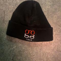 Sapka Black, amint azt KABUL à GoGo / Teatro az iLost segítségével jelentette.