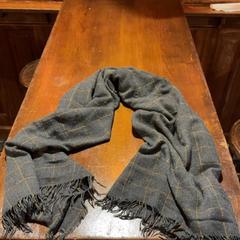 Châle Grijs met gele/oranje patroon, a été signalé par Café Leentje utilisant iLost