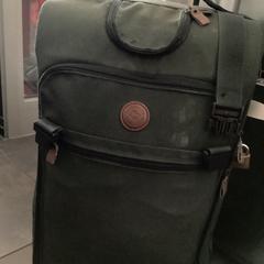 İLost kullanarak MEININGER Hotel Berlin Alexanderplatz tarafından bildirildiği gibi Gepäck Sansonite grün