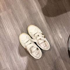 Sabata white, segons ha informat Amsterdam ID Aparthotel mitjançant iLost