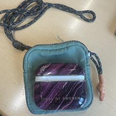Green mini bag with one airpod and case, jak zgłoszono do iLost