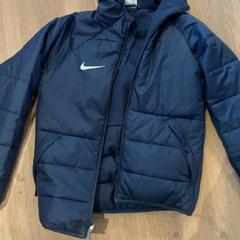 Giacca Nike, come riportato da Familiepark Drievliet utilizzando iLost