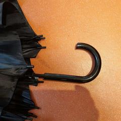 مظلة noir، كما تم الإبلاغ عنه بواسطة TCL عبر iLost