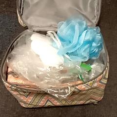 Trousse de toilette, a été signalé par Mövenpick Hotel Amsterdam City Centre utilisant iLost