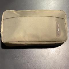 Sac Small travel bag with personal things inside, a été signalé par MEININGER Hotel Salzburg City Center utilisant iLost