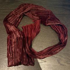 スカーフ がiLostで Van der Valk Hotel Amsterdam-Amstel によって報告されました