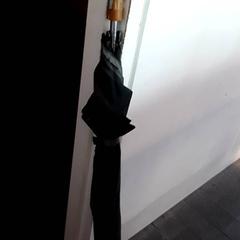 Paraugas, segundo informou EBS Tramplein usando iLost