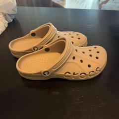 Sabata Crocs Beige, segons ha informat Van der Valk Hotel Amsterdam-Amstel mitjançant iLost