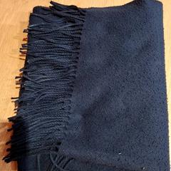 Echarpe bleue marire/longue, amint azt IKEA Marseille La Valentine az iLost segítségével jelentette.