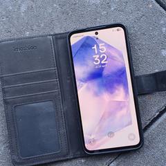 Telefoon in zwart hoesje, ako bolo nahlásené iLost