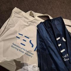 Bag bag white and blue, som rapportert av The Dominican ved bruk av iLost