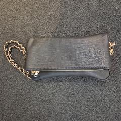 여성용 가방 zwart met gouden schouderketting, iLost를 사용하여 Arriva Infoshop Enschede에 보고됨