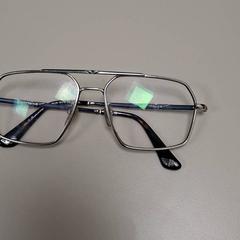 眼鏡 がiLostで IKEA Paris - Italie Deux によって報告されました