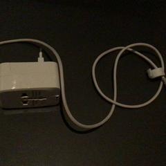 Adaptador & Carregador Travel adapter charger, segons ha informat Van der Valk Hotel Amsterdam Zuidas mitjançant iLost