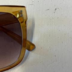 Occhiali da sole, come riportato da GVB utilizzando iLost