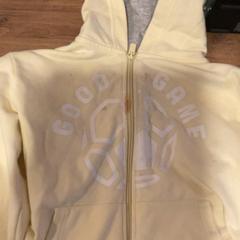 Veste Jaune enfant 10ans, a été signalé par MEININGER Hotel Marseille Centre la Joliette utilisant iLost