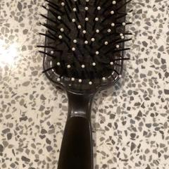 Borste, rapporterat av MEININGER Hotel Berlin "Mitte" Humboldthaus med iLost