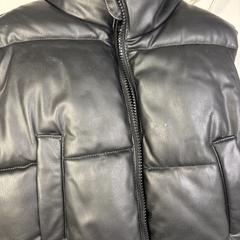 Zwarte bodywarmet kind, come riportato a iLost