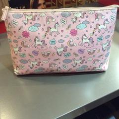 Cosmetic Bag with unicorns, ha sido reportado por MEININGER Hotel Berlin "Mitte" Humboldthaus con iLost