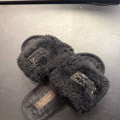 İLost kullanarak Van der Valk Hotel Assen tarafından bildirildiği gibi Sandalet Zwart met fur