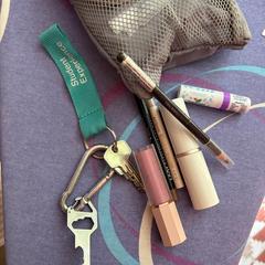 Small grey bag with make up and keys, gerapporteerd met iLost