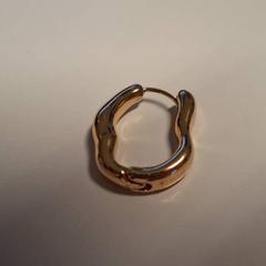 Pendente van goudkleurig metaal, geen merk, segundo informou TheaterHangaar usando iLost