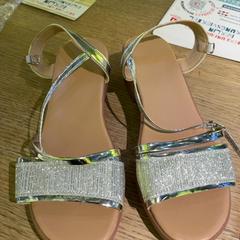 Sandalia, ha sido reportado por MEININGER Hotel Berlin East Side Gallary con iLost