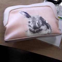 Táska & Ügy Roze, amint azt LUMC az iLost segítségével jelentette.