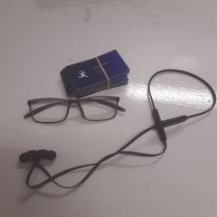 Glasses With earphones and buisneses cards, rapporterat av Grand Hotel Amrâth Amsterdam med iLost