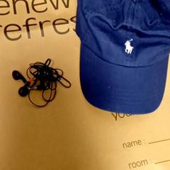 Cap & Earbud, zoals gemeld door Mövenpick Hotel Amsterdam City Centre met iLost