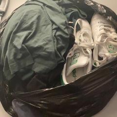 Schuh, Tshirt & Ladegerät, gemeldet von MEININGER Hotel Budapest Great Market Hall über iLost