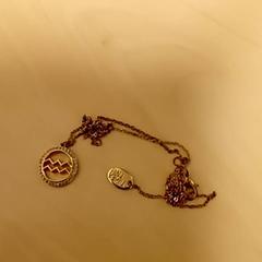 Nyaklánc, amint azt Mövenpick Hotel Amsterdam City Centre az iLost segítségével jelentette.