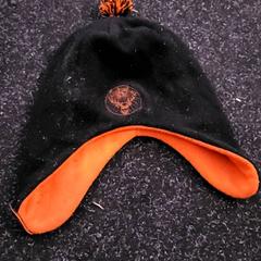 Pet & Muts Zwart / oranje, zoals gemeld door Schaatsbaan Rotterdam met iLost