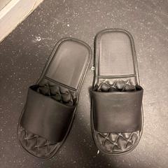 スリッパ black がiLostで Ramada by Wyndham Amsterdam Airport Schiphol によって報告されました