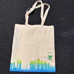 Sac beige met blauw en groen, a été signalé par Haven Hotel Rotterdam utilisant iLost