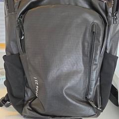 Mochila Zwart met o.a.  zwart doosje, ha sido reportado por Haaglanden Medisch Centrum con iLost