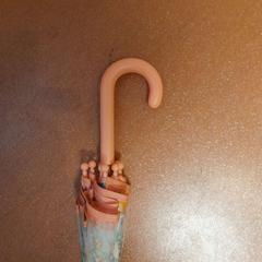 Parapluie rose et transparent, a été signalé par TCL utilisant iLost