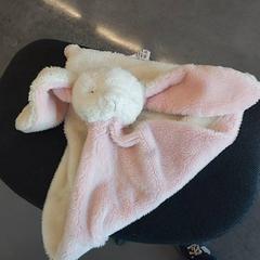 İLost kullanarak IKEA Rennes - Pacé tarafından bildirildiği gibi Sevimli tokat Lapin rose et blanc