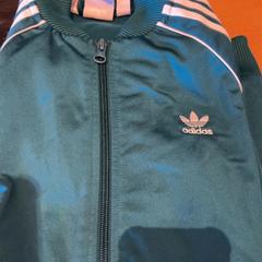 Casaco de fato de treino Adidas, como reportado por Pathé Ede utilizando o iLost