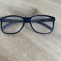 Bril met zwart montuur がiLostに報告されました