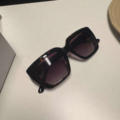 Slnečné okuliare, ako bolo nahlásené TheaterHangaar pomocou iLost