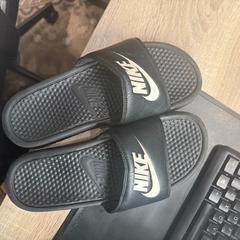İLost kullanarak Van der Valk Hotel Assen tarafından bildirildiği gibi Slippers Zwarte slippers Nike