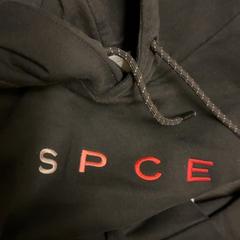 Dzseki Black SPCE hoodie, amint azt KABUL à GoGo / Teatro az iLost segítségével jelentette.