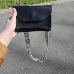 Zwart tasje met band met motief, gerapporteerd met iLost