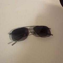 Gafas de sol, segundo informou Room Mate Bruno usando iLost