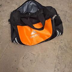 Taška na telocvik zwart met oranje, ako bolo nahlásené Regio West-Vlaanderen pomocou iLost