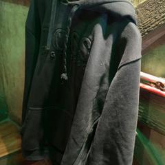 스웨터 Black, iLost를 사용하여 Club Nyx/Exit Café에 보고됨