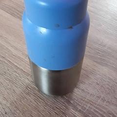Thermos cup Zilver en blauw, amint azt EBS Tramplein az iLost segítségével jelentette.