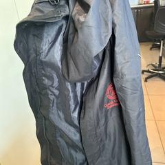 Jas noire université conell, zoals gemeld door MEININGER Hotel Lyon Centre Berthelot met iLost